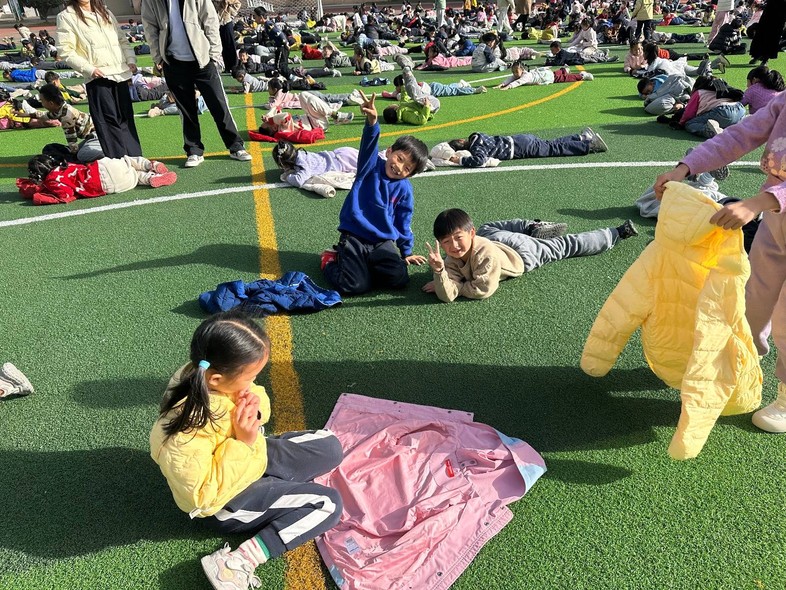 武汉一学校大课间秒变大型“晒娃”现场<strong></p>
<p>欧意钱包</strong>,1700名学生乐得在操场上打滚,乐在其中