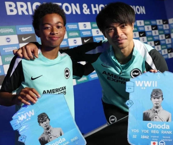 日本球员持“日本最后兵”照片合影<strong></p>
<p>欧意官方网站</strong>，英超球队致歉