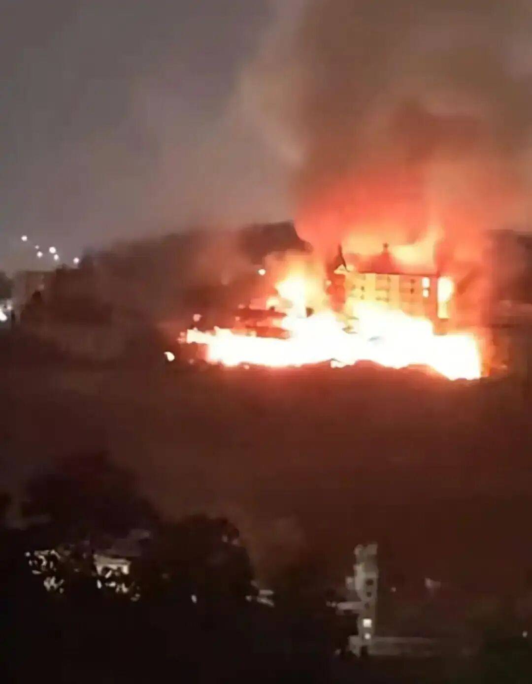 福州闽清县一酒店建筑夜间起火<strong></p>
<p>数字货币交易平台</strong>,楼裙燃烧;当地消防:是废弃建筑,未造成伤亡,起火原因还在调查中