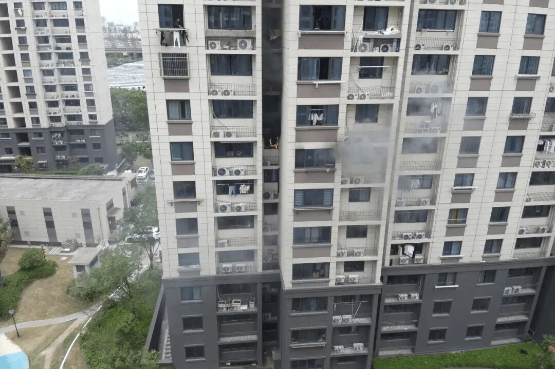 夜晚<strong></p>
<p>数字货币交易平台</strong>,办公楼12层突冒火光!一个动作险酿大祸,监控还原真相