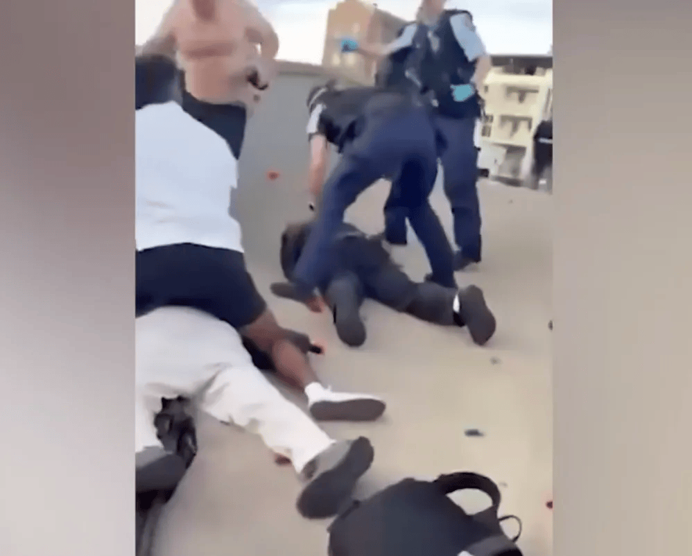 澳大利亚海滩枪击事件两名枪手为父子关系<strong></p>
<p>数字货币交易所</strong>,父亲50岁,儿子24岁!一名路人冒险夺枪反击,身中两弹,需接受手术