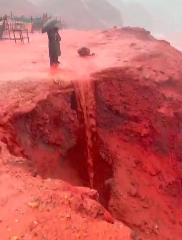 罕见!伊朗霍尔木兹岛遭遇强降雨<strong></p>
<p>数字化货币</strong>,部分海域变成“血色海洋”