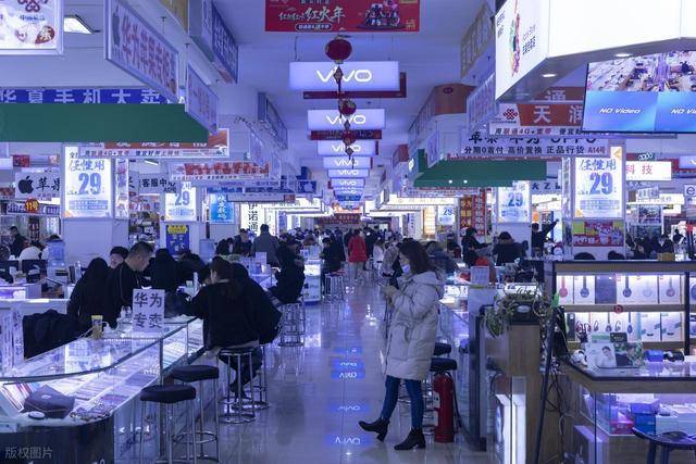 “直接崩了”<strong></p>
<p>虚拟货币投资</strong>,价格断崖式下跌!商户:销量跌了60%都不止