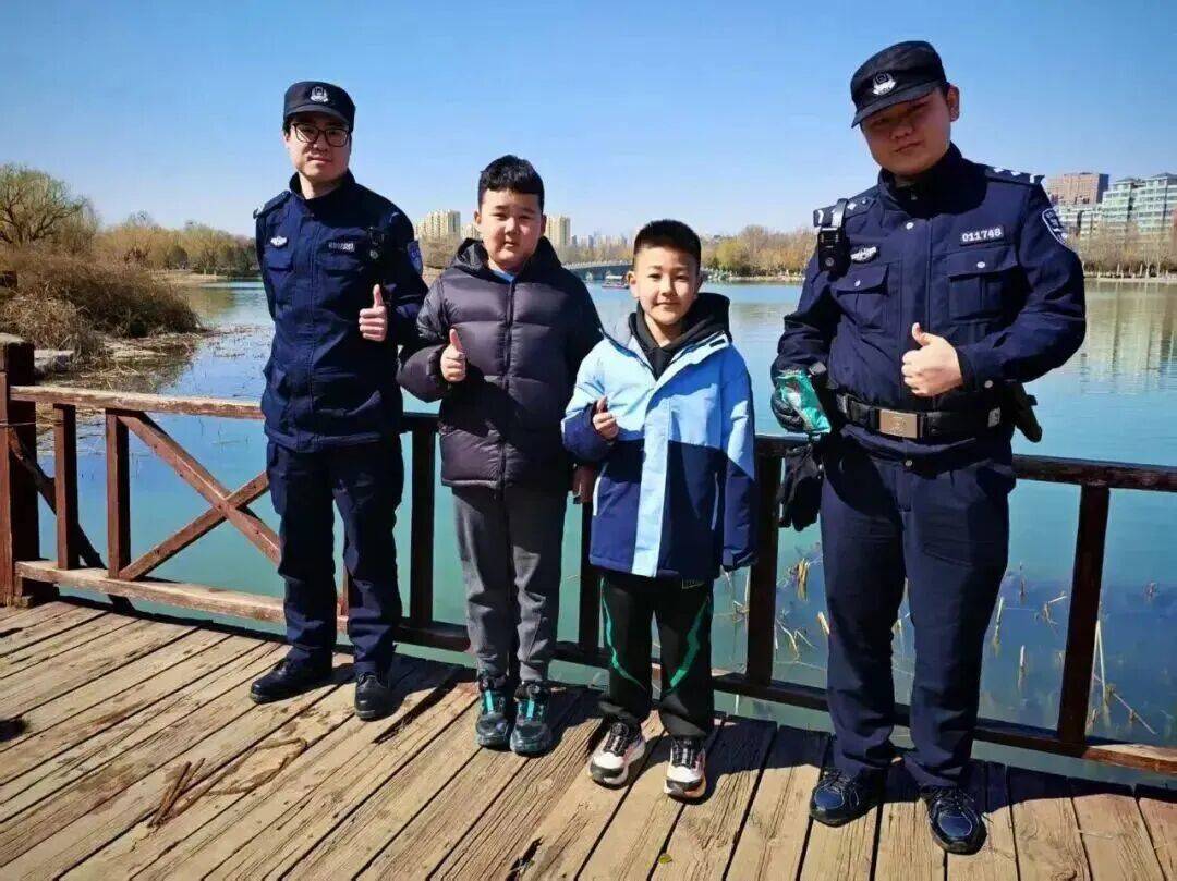 在公园游玩发现子弹,果断报警!淄博这两名小学生,真棒!